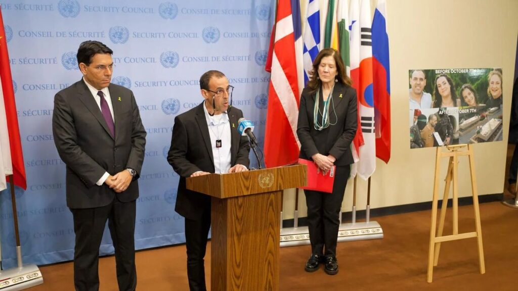 Eli Sharabi bei einer Pressekonferenz im UN-Hauptquartier in New York