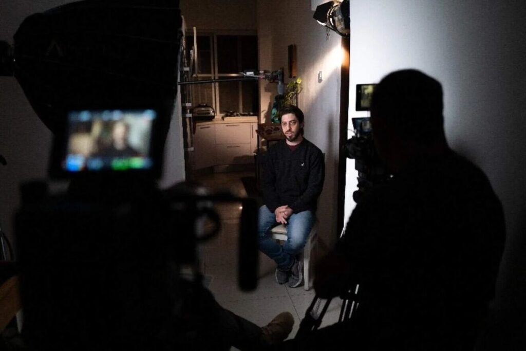 Interview mit dem von lateinamerikanischen Eltern abstammenden Iosi Dorin, der den Hamas-Überfall auf das Nova-Festival am 7. Oktober überlebte