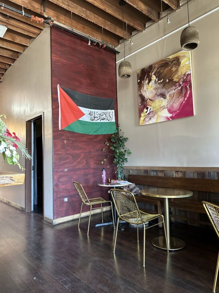Palästinenser-Flagge im Inneren des Jerusalem Coffee House