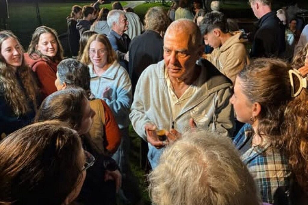 Gadi Moses im Gespräch mit israelischen Teenagern im Kibbuz Tze‘elim