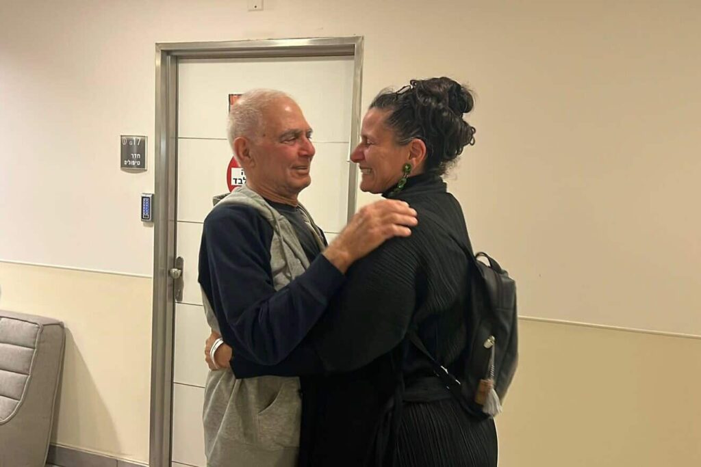Nach seiner Freilassung trifft Gadi Moses Familienmitglieder im Ichilov-Spital in Tel Aviv