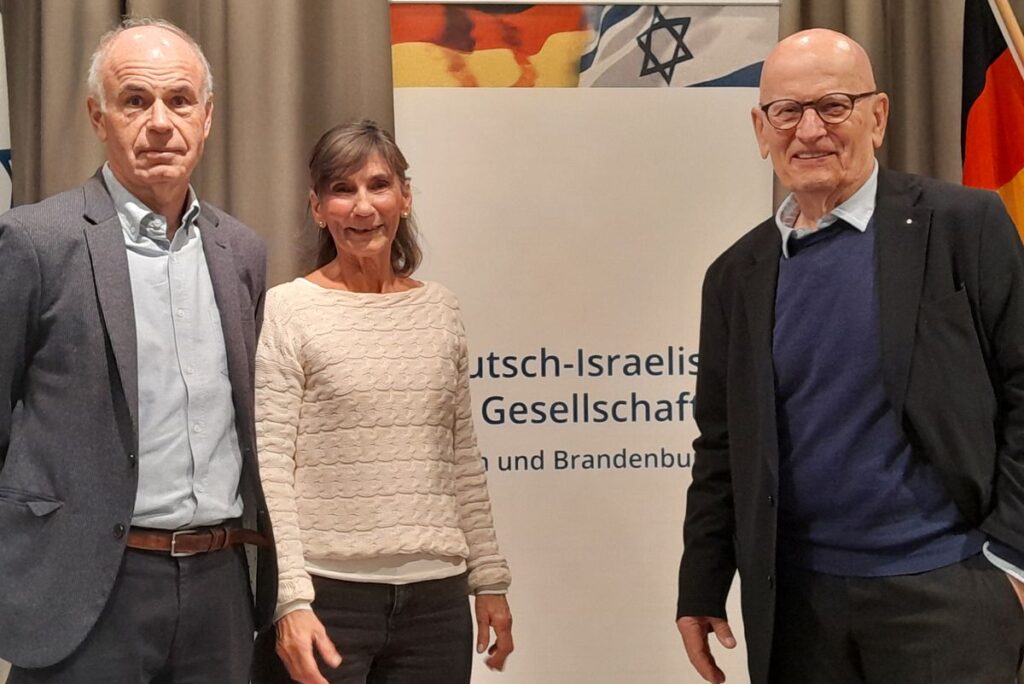 Ben Segenreich mit Carola Deutsch und Jochen Feilcke von der Deutsch-Israelischen Gesellschaft Berlin