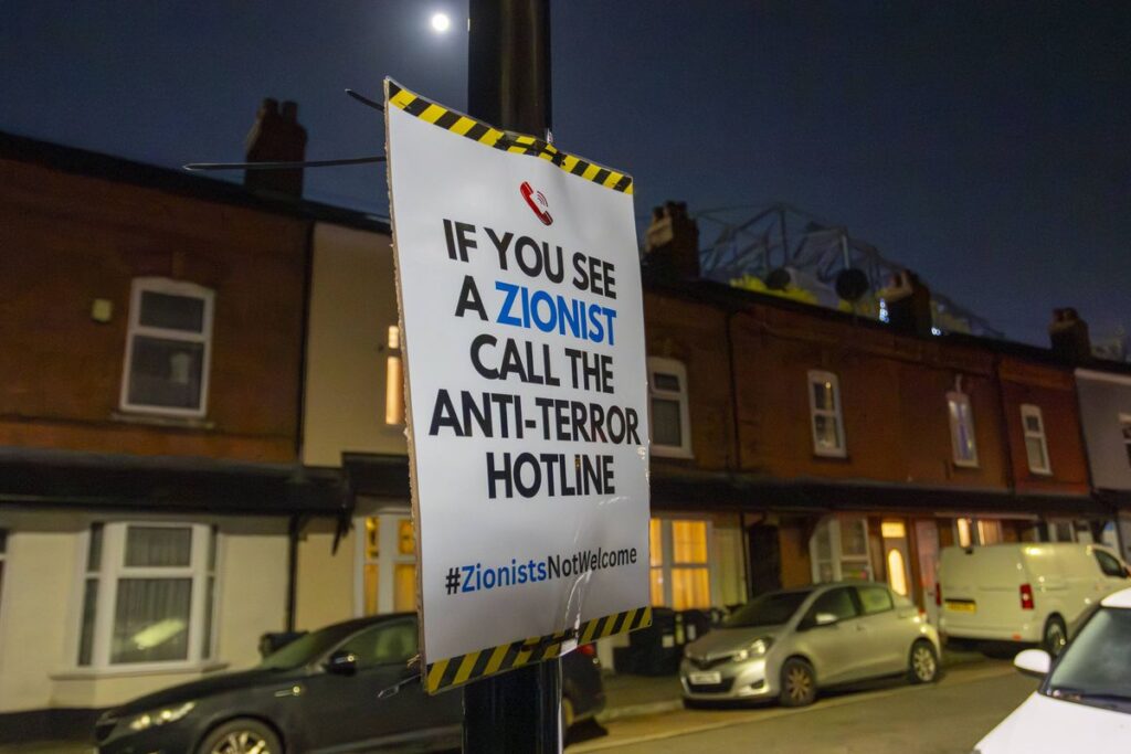 In Birmingham vor dem Match gegen Maccabi Tel Aviv verbreitete antisemitische Plakate