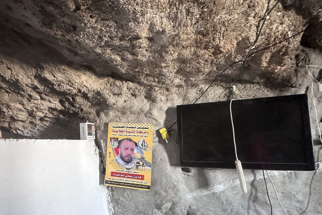 »Märtyrer«-Plakat in der Höhle in at-Tuwani