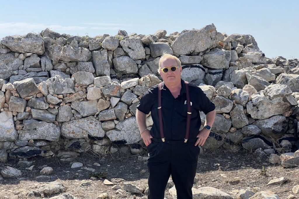 Tuvia Tenenbom vor der archäologischen Stätte »Josuas Altar« auf dem Berg Ebal im Westjordanland