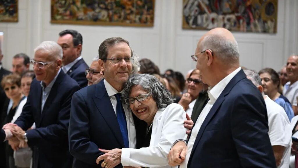Präsident Isaac Herzog mit Shlomo Mantzurs Schwester Hadassah Lazar