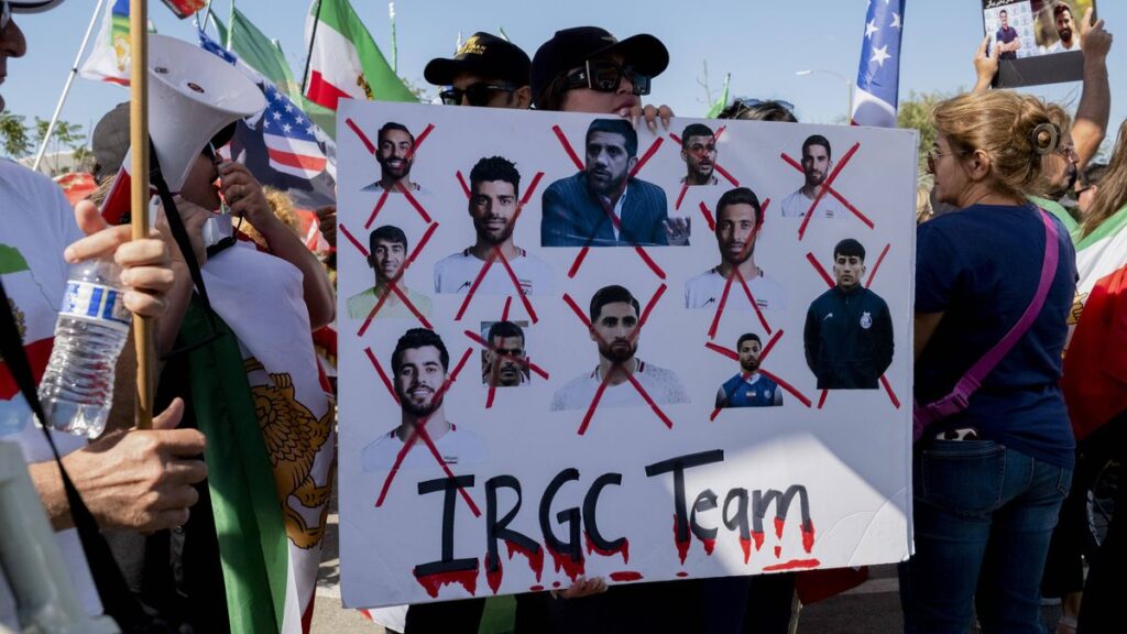 Vor dem Stadion in Los Angeles: Protest gegen die iranische Nationalmannschaft