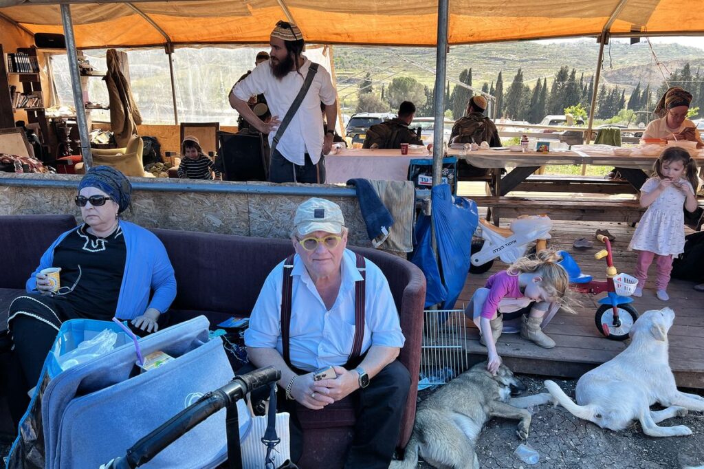 Tuvia Tenenbom in einer Siedlung im Westjordanland