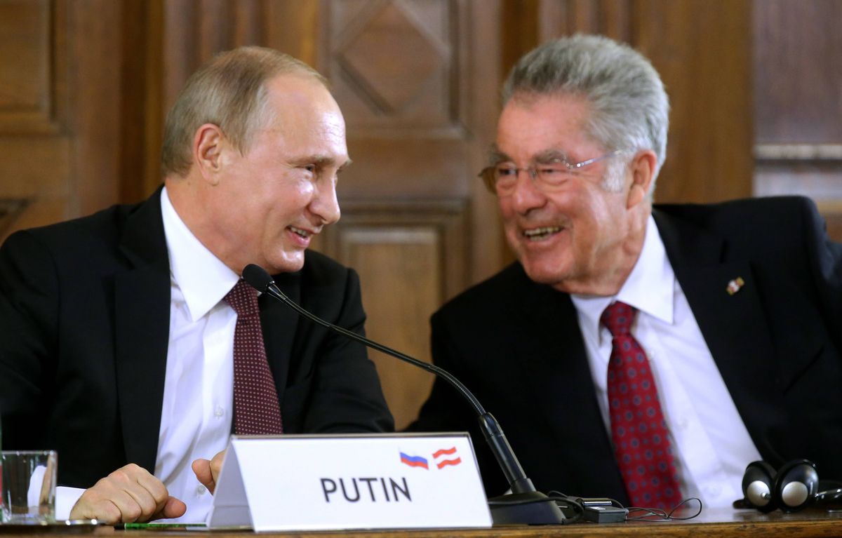 Österreichs Bundespräsident Heinz Fischer scherzt mit Vladimir Putin