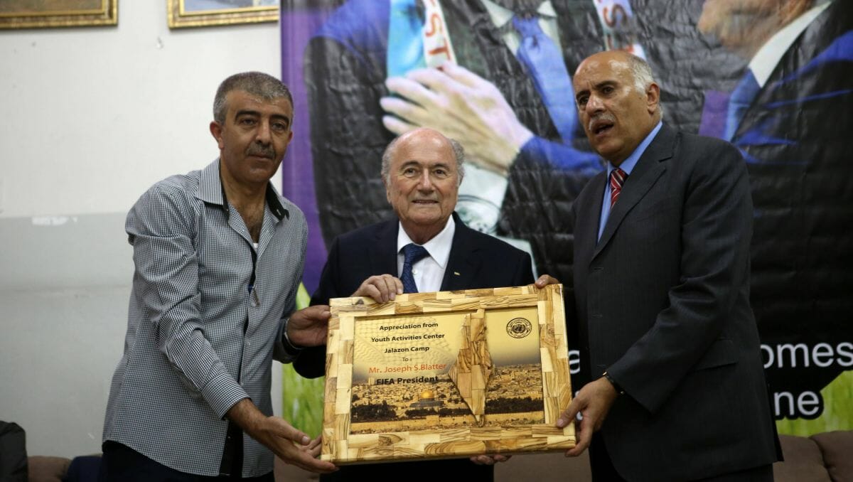 Jibril Rajoub (re.) mit FIFA-Chef Sepp Blatter (mi.)