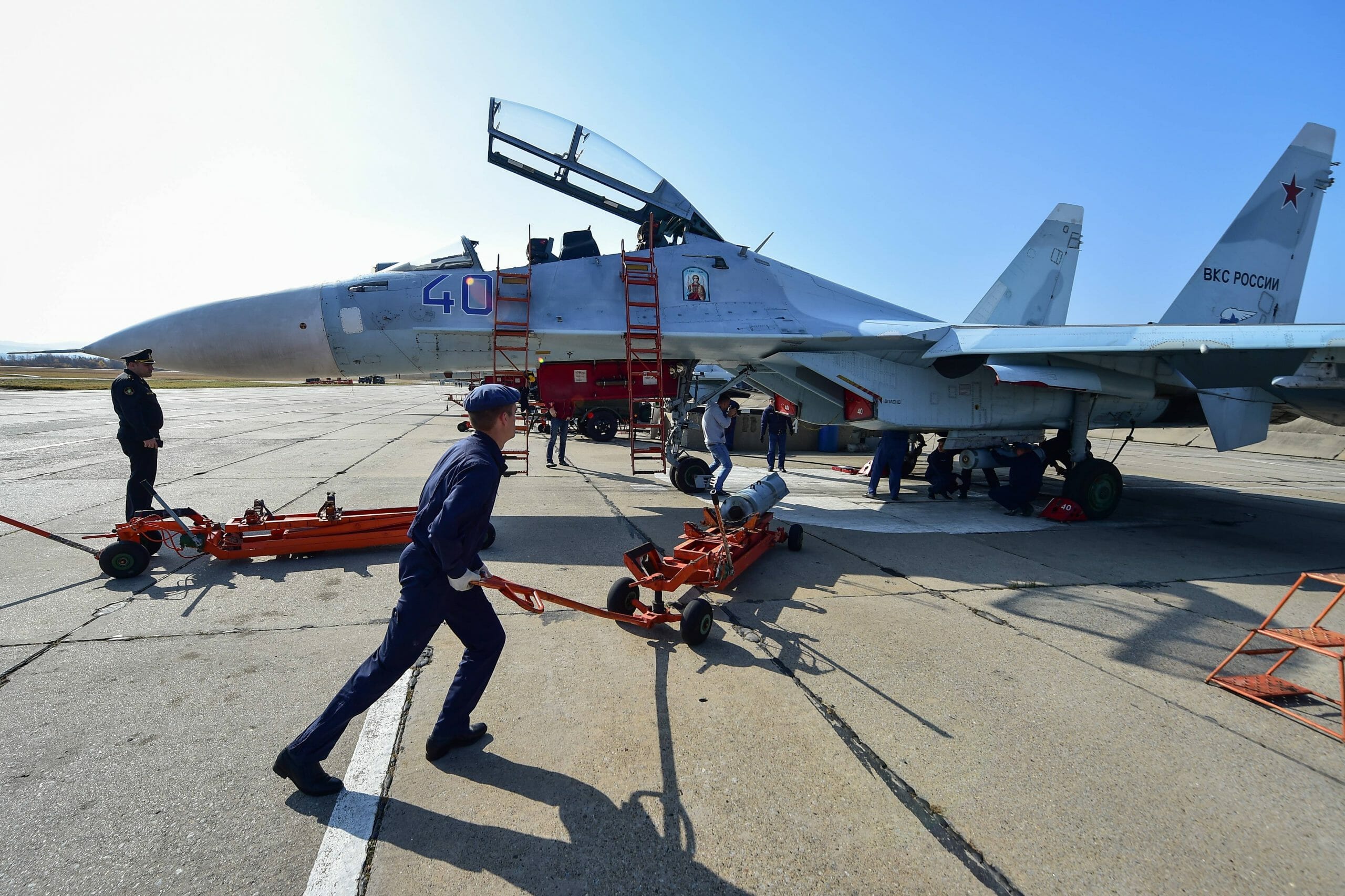 Russischer Kampfjet wird beladen