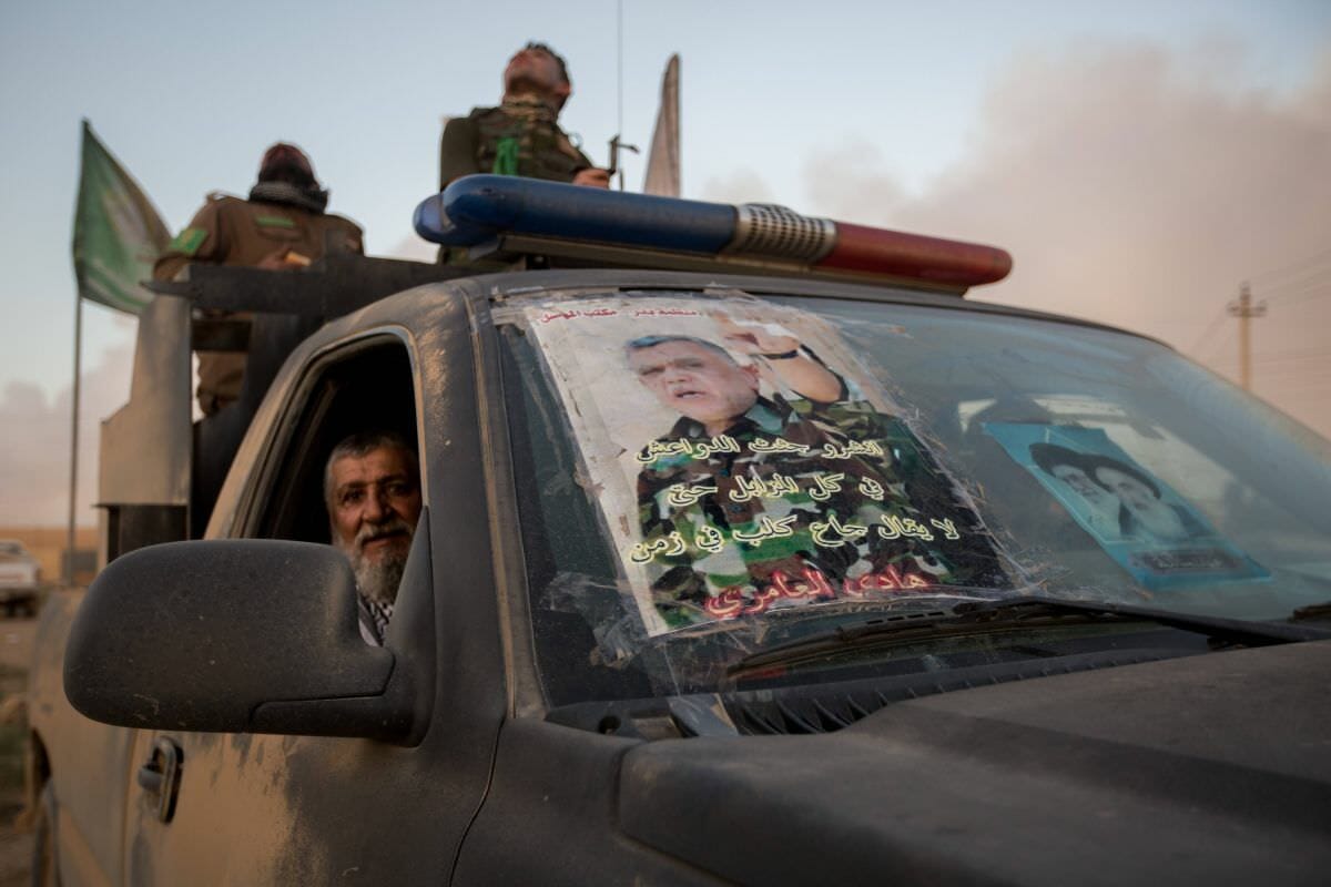 Mitglieder der schiitischen PMU mit einem Foto ihres Parteiführers Hadi al-Amiri
