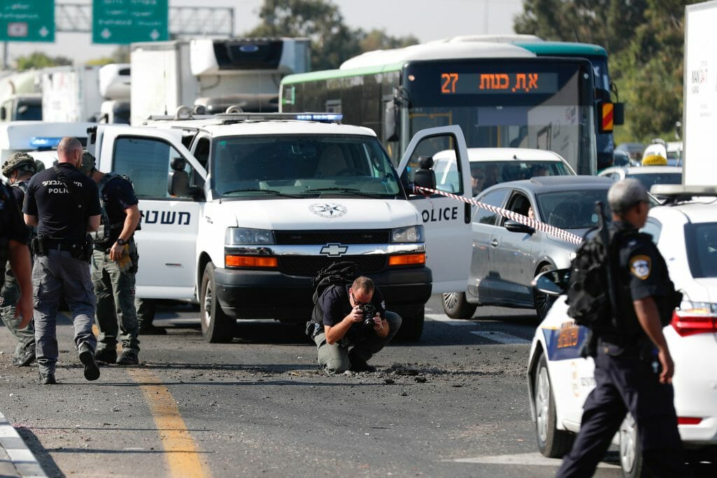 Raketeneinschlag auf einer Autobahn bei Ashdod