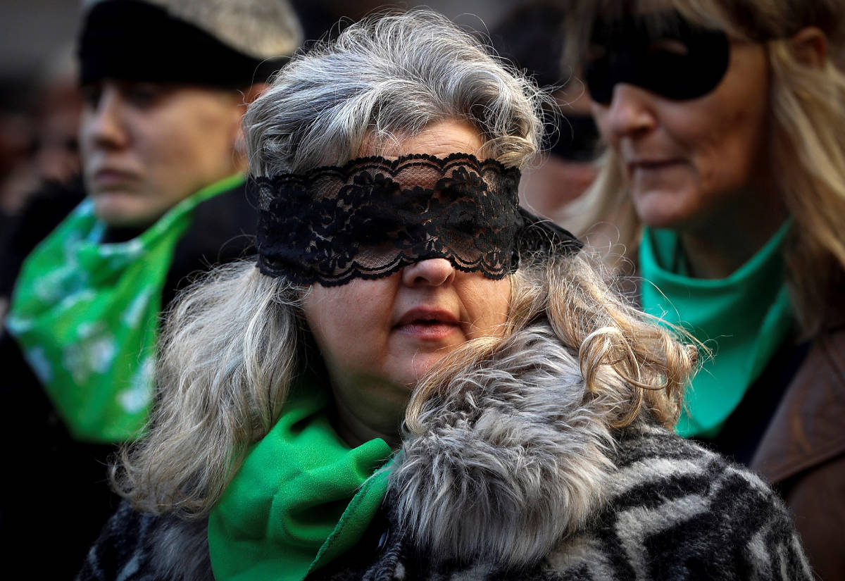 Symbolbild: „The Rapist is You” flash mob in Pamplona, Spanien.