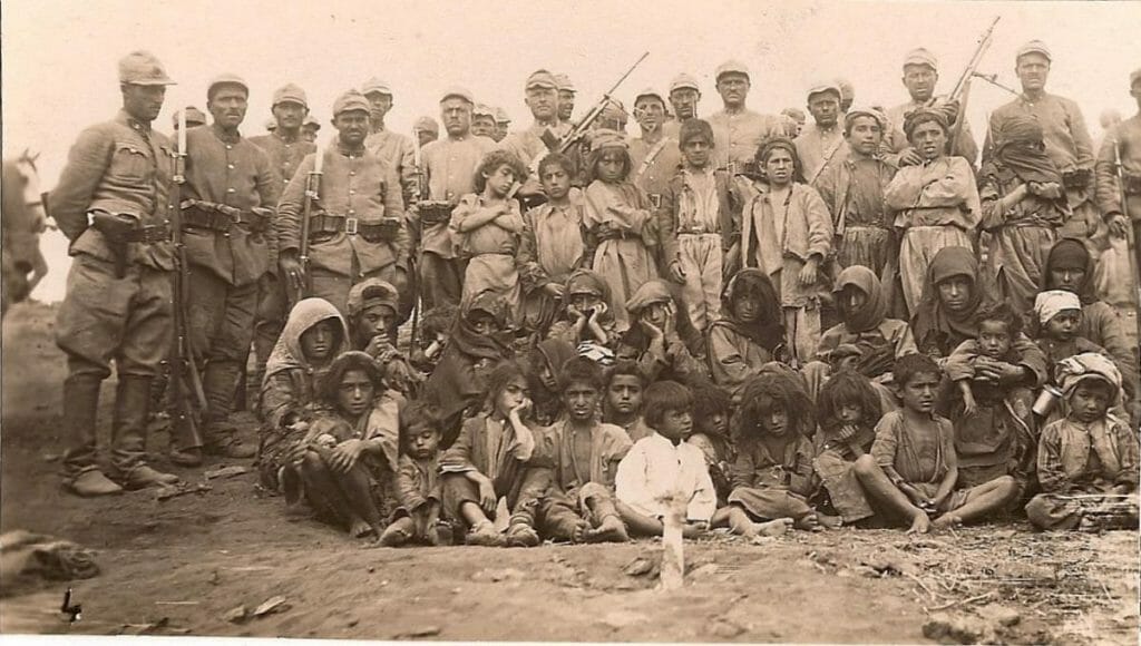 Türksiche Soldaten und Zivilbevölkerung in Dersim