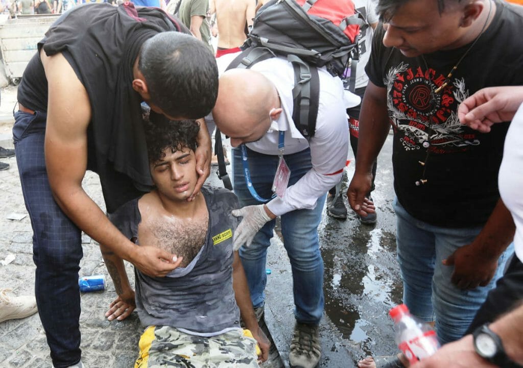 Hilfe für einen verletzten Demonstranten in Bagdad (© imago images / Xinhua)