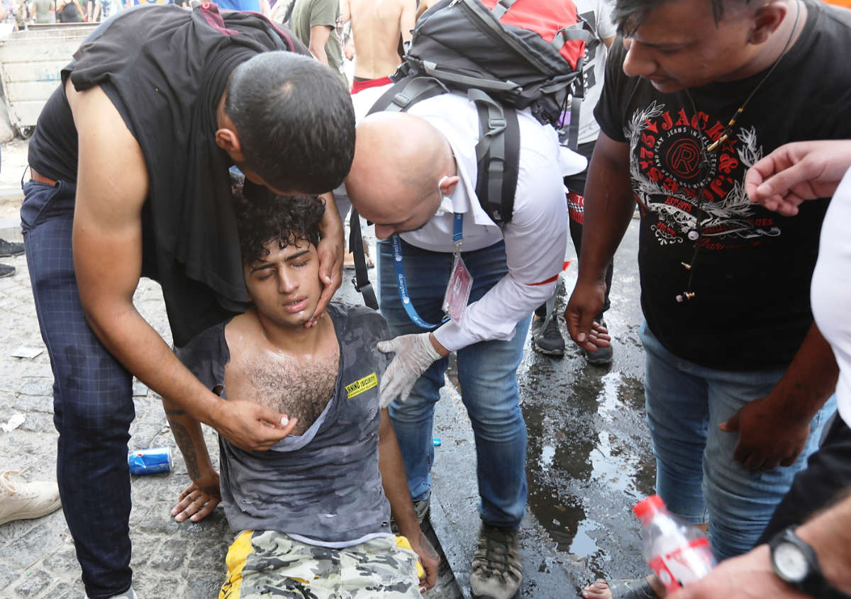 Hilfe für einen verletzten Demonstranten in Bagdad (© imago images / Xinhua)