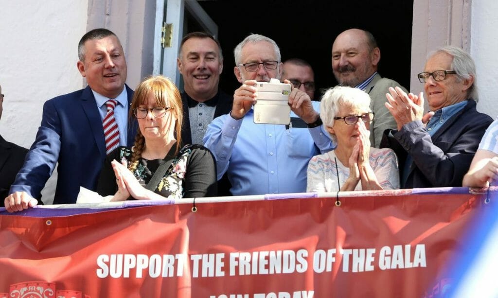 Jeremy Corbyn (mi.) und der Filmregisseur Ken Loach (re.)
