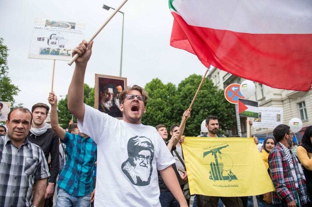 Hisbollah-Anhänger auf dem Al-Quds-Marsch in Berlin