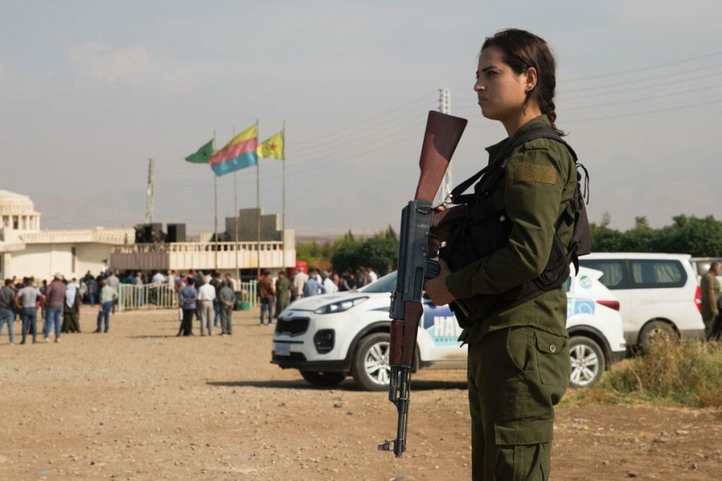 Eine kurdische Kämpferin der YPG in Nordsyrien