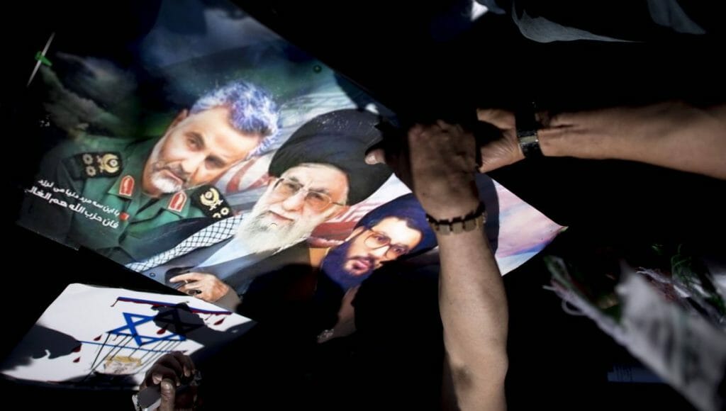 Poster von Revolutionsgarden-Kommandeur Soleimani, Ayatollah Khamenei und Hisbollah-Chef Nasrallah