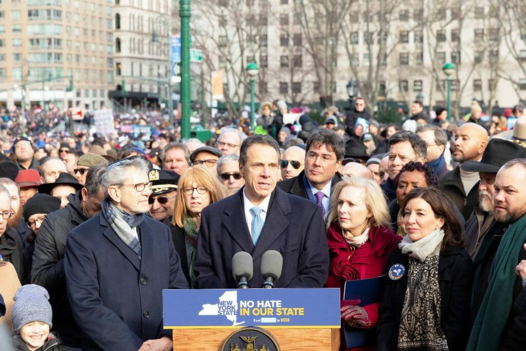 Der Gouverneur von New York Andrew Cuomo spricht auf einer Demonstration gegen Antisemitismus am in New York am 5. Januar 2020 (imago images/Pacific Press Agency)