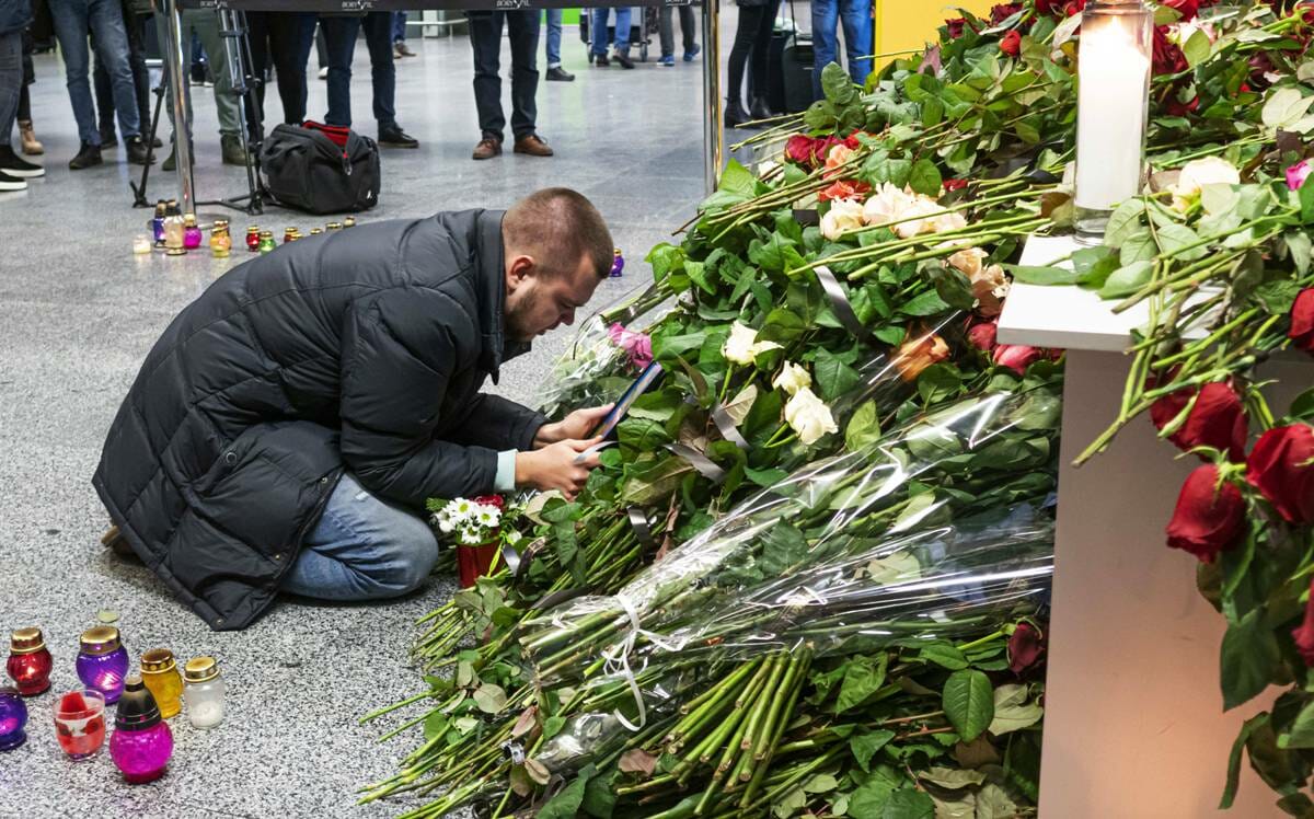 In Kiew gedenkt ein Mann seiner bei dem Absturz nahe Teheran ums Leben gekommen Frau. Die USA sollen Hinweise darauf haben, dass der Absturz auf iranische Raketen zurückzuführen ist. (imago images/ZUMA Press)