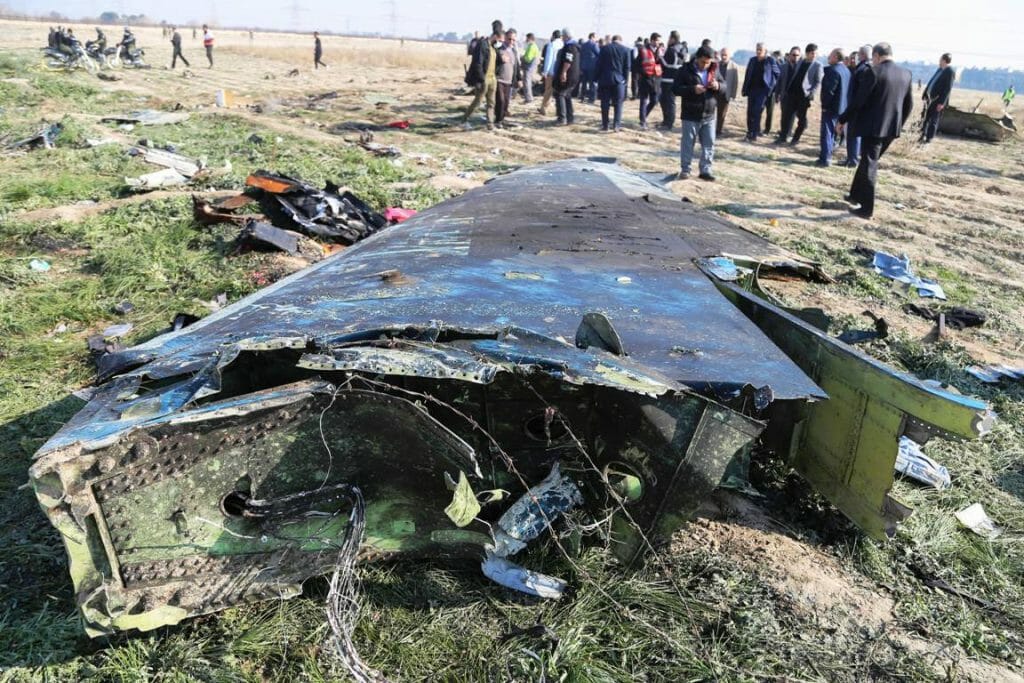 Wrackteile des ukrainischen Flugzeugs (imago images/ZUMA Press)
