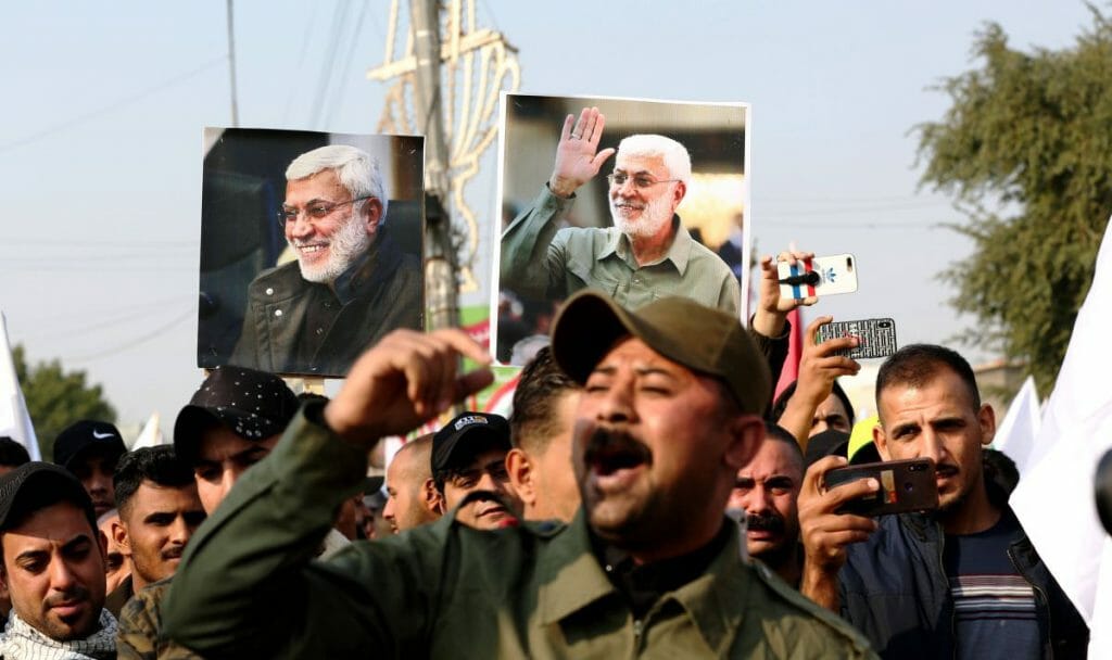 Mitglieder der Volksmibilisierungseinheiten mit Bildern ihres von den USA getöteten Anführers Mahdi al-Muhandis