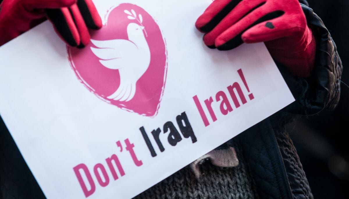 Plakat auf einer Protestkundgebung gegen den Militärschlag auf Qassem Soleimani