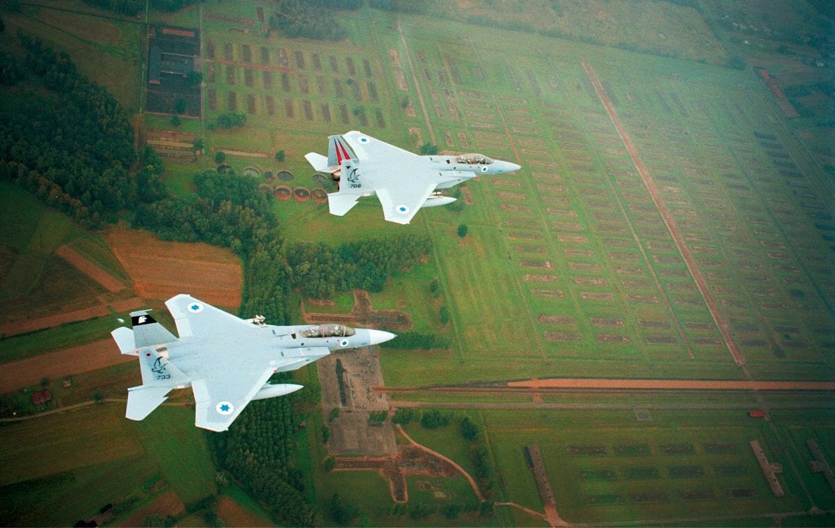 Israelische F-15-Jets über dem Vernichtungslager Auschwitz-Birkenau