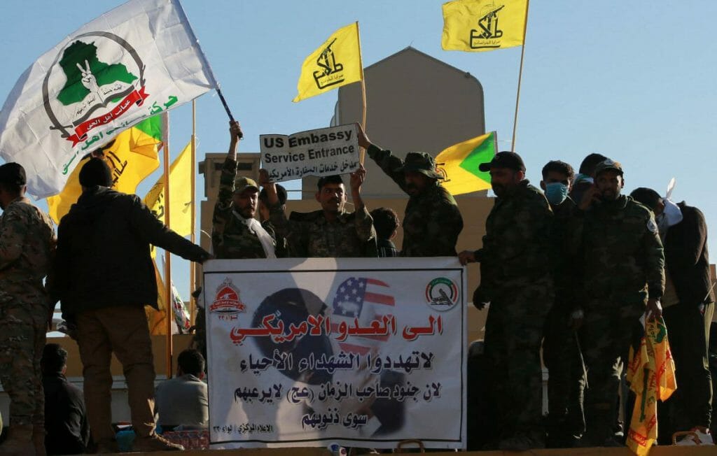 Vertrter der iranisch gelenkten Volkmobilisierungseinheiten demonstrieren vor der US-Botschaft in Bagdad