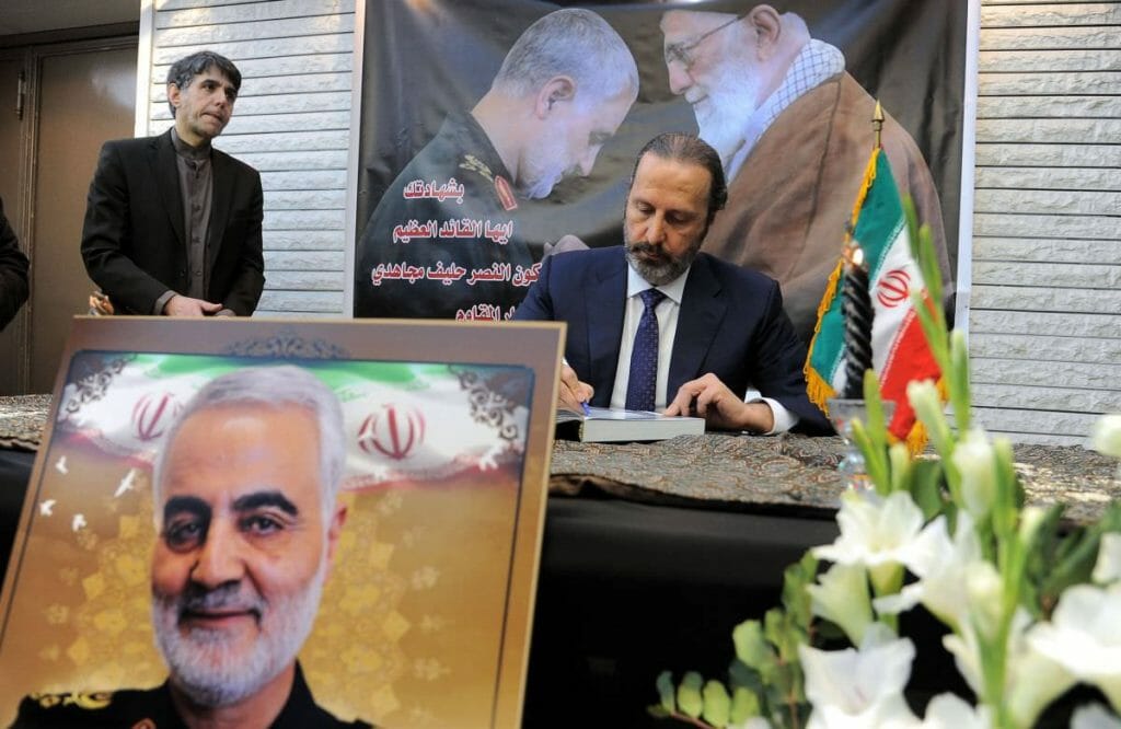 Mansour Azzam, der syrische Minister für präsidiale Angelegenheiten, trägt sich in das Kondolenzbuch für Qassem Soleimani ein