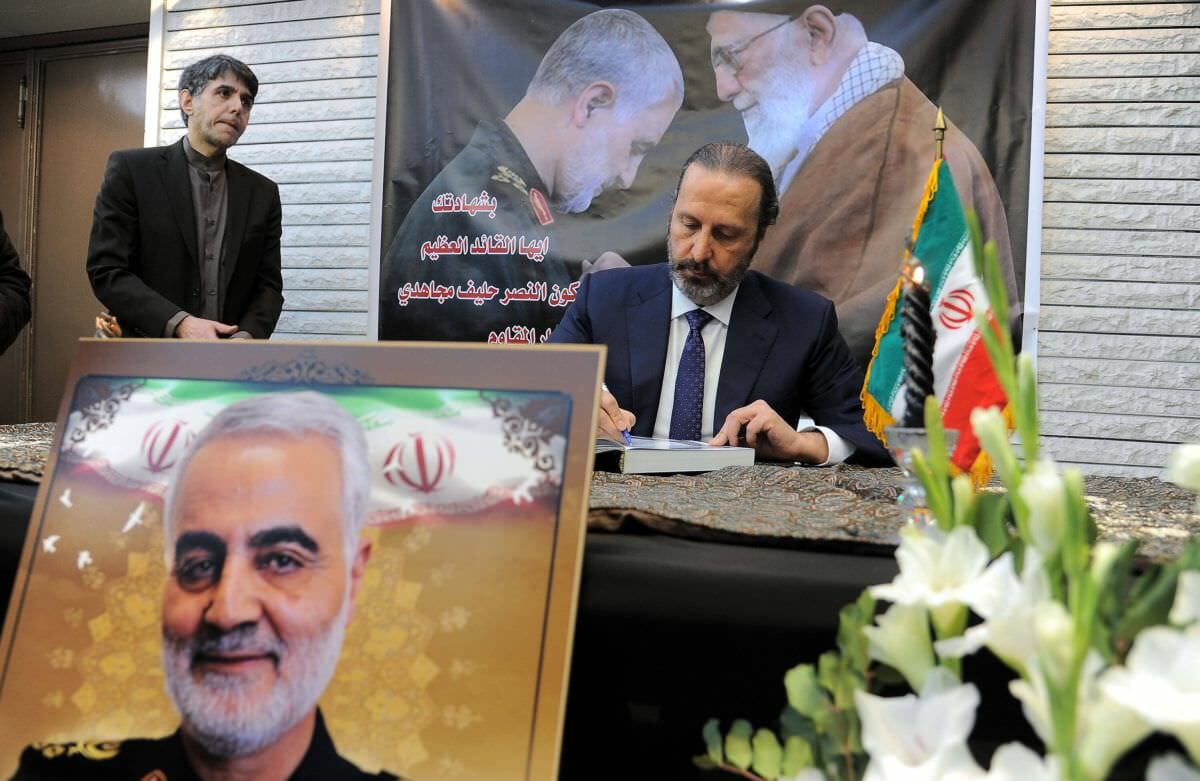 Mansour Azzam, der syrische Minister für präsidiale Angelegenheiten, trägt sich in das Kondolenzbuch für Qassem Soleimani ein