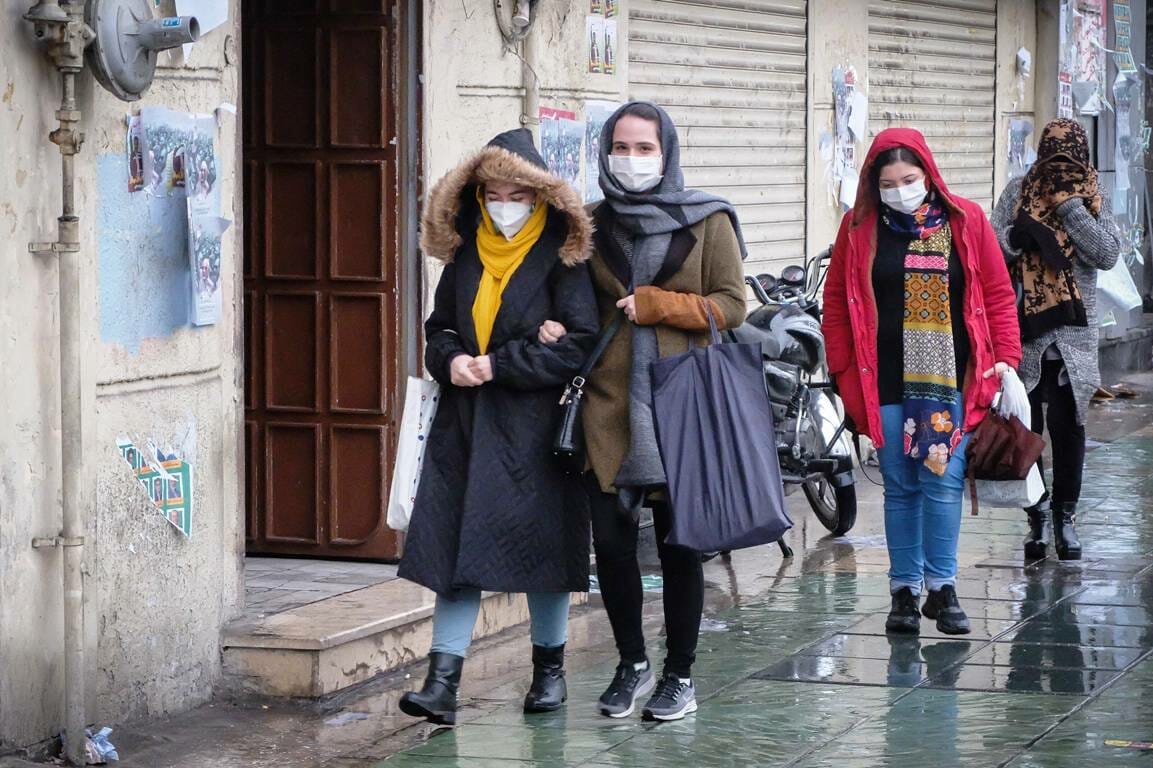 In Teheran versuchen die Menschen sich mit Schutzmasken vor dem Corona-Virus zu schützen (imago images/ZUMA Press)