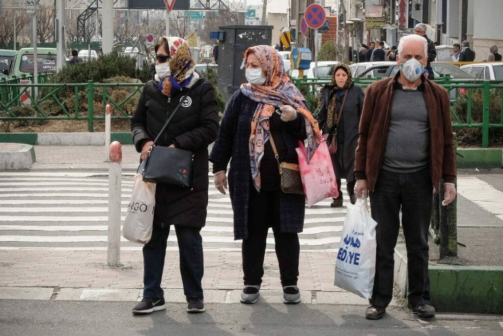 Während sich Menschen in Teheran zu schützen versuchen, wurde der stellvertretende Gesundheitsminister positiv auf den Coronavirus getestet. (imago images/ZUMA Press)