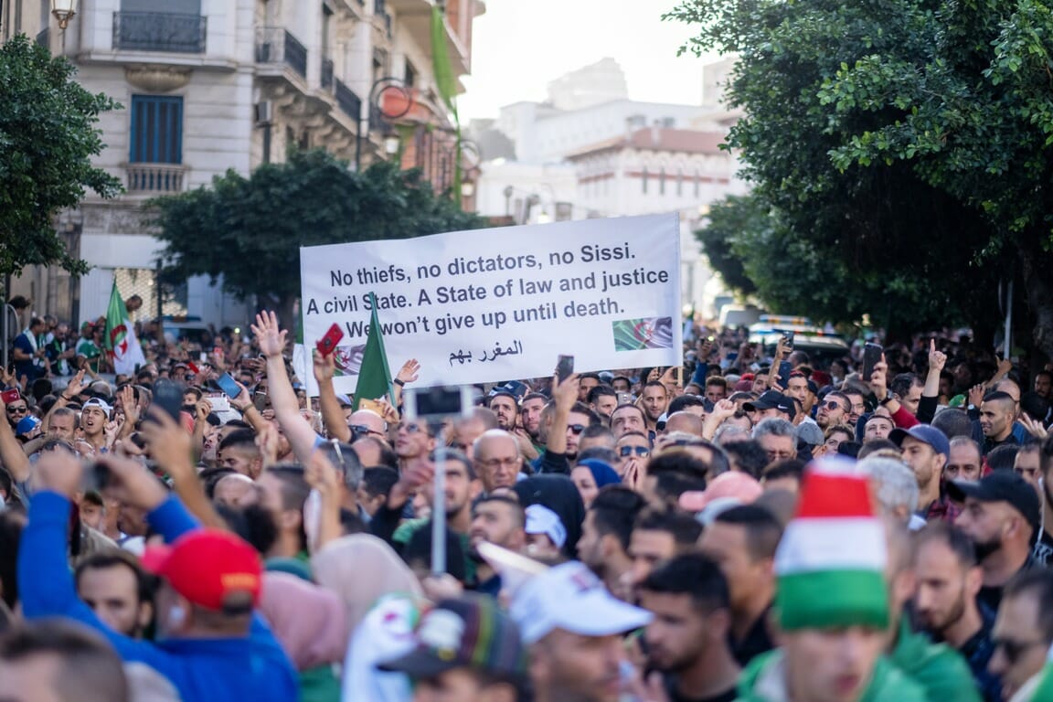 Demonstranten in Algerien demonstrieren seit einem Jahr für ein anderes politisches System (imago images/Hans Lucas)