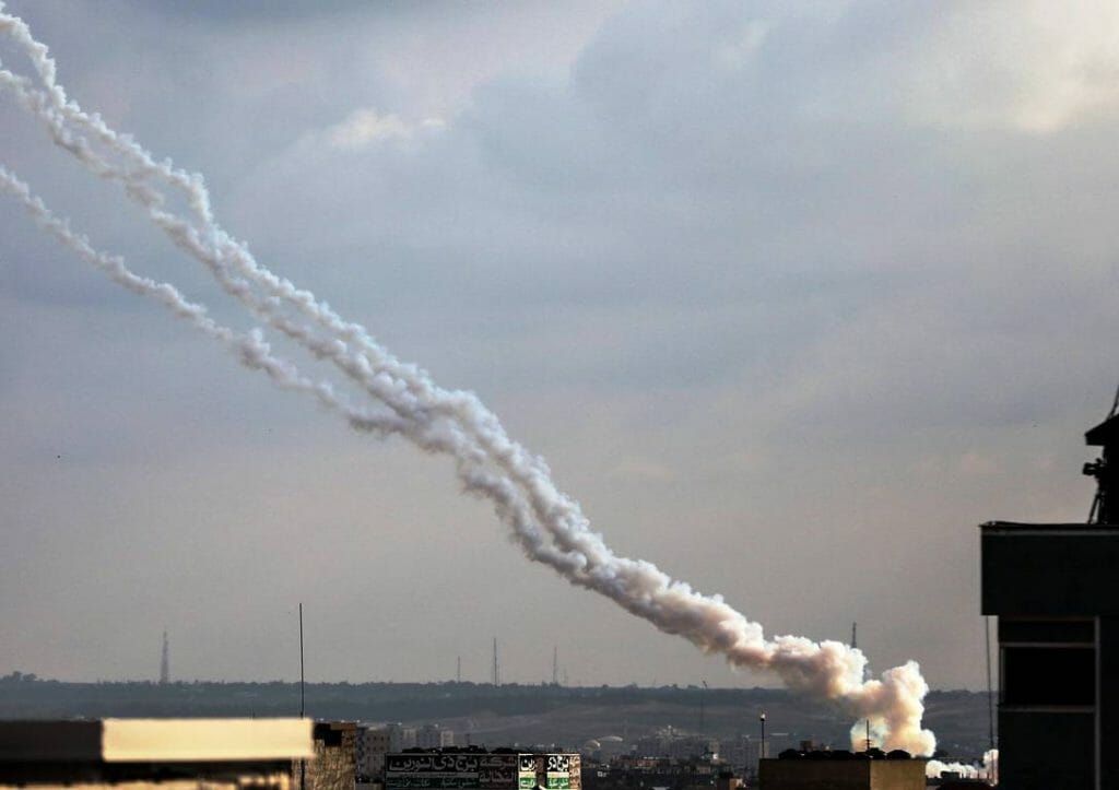 Terroristen feuern aus dem Gazastreifen Raketen auf Israel. (imago images/Xinhua)