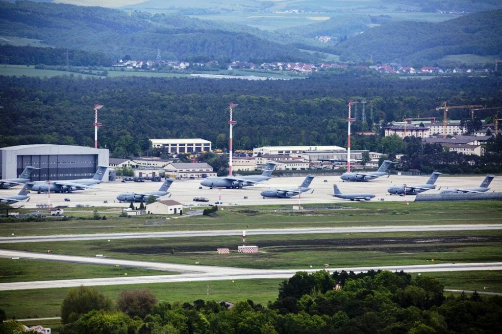 Der Stützpunkt Ramstein soll laut der Anzeige einiger Linke-Abgeordneter eine Rolle beim Tod Soleimanis gespielt haben. (imago-images/StockTrek Images)