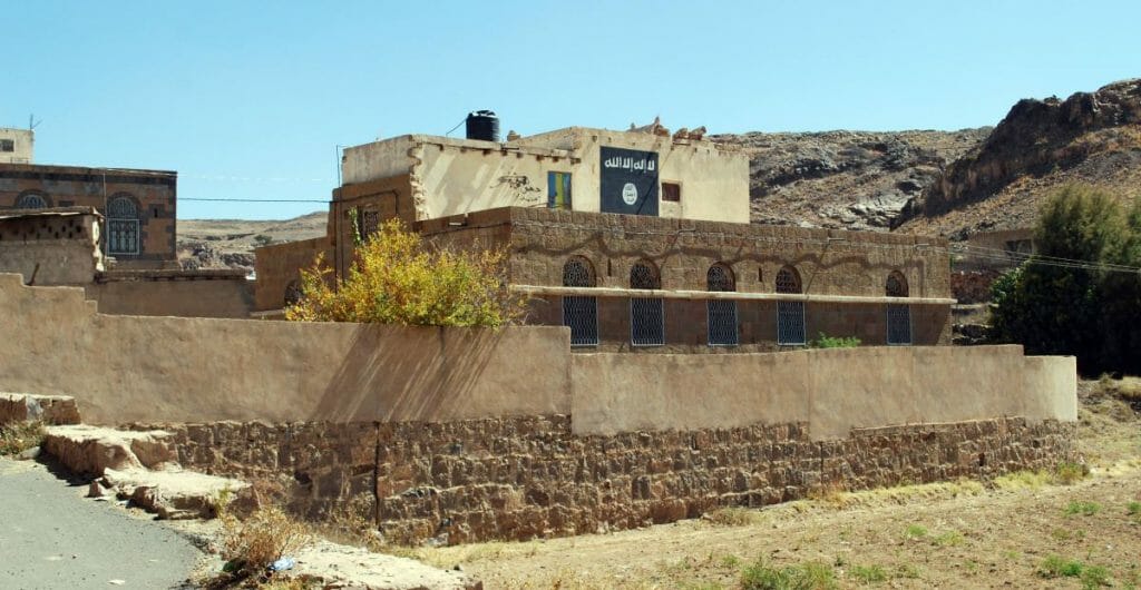 Al-Qaida-Flagge auf einem Haus im Jemen