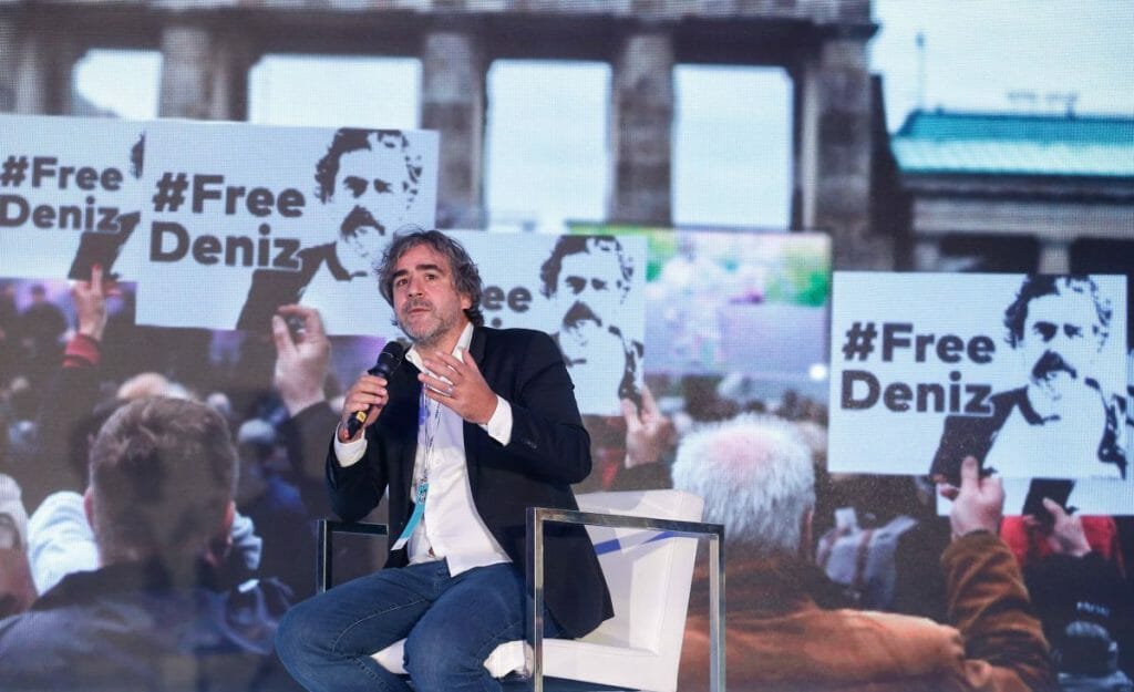 Der Journalist Deniz Yücel auf einer Konferenz über Pressefreiheit