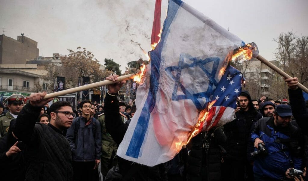 Das Verbrennen von Israel- und US-Flaggen hat im Iran immer Saison