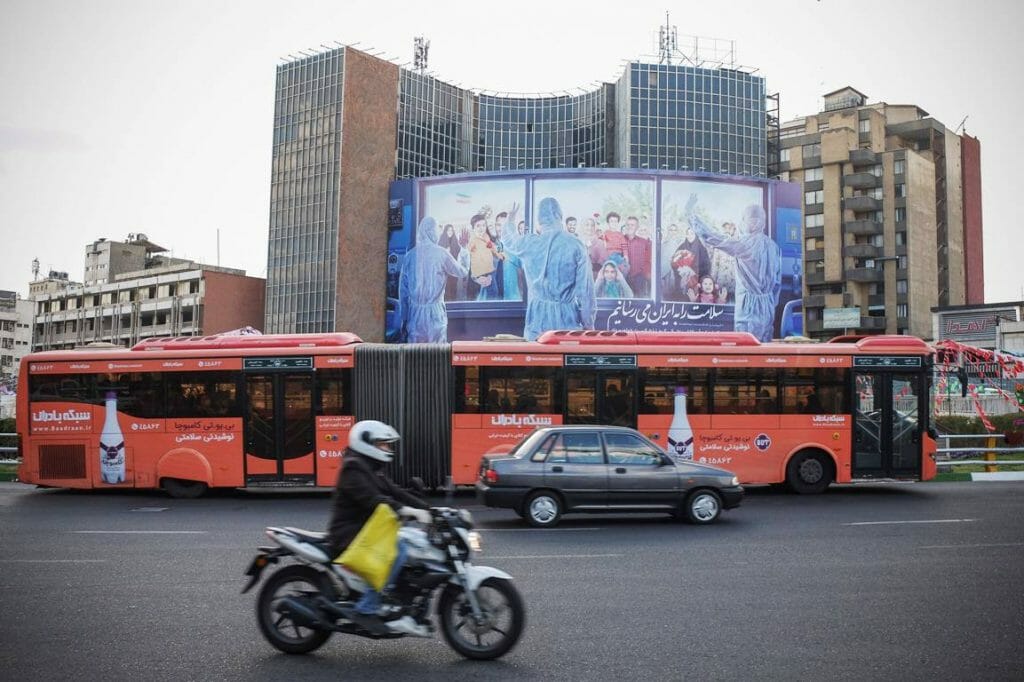 Ein Plakat in Teheran verspricht, die Gesundheit im Iran wiederherzustellen. (imago images/ZUMA Wire)