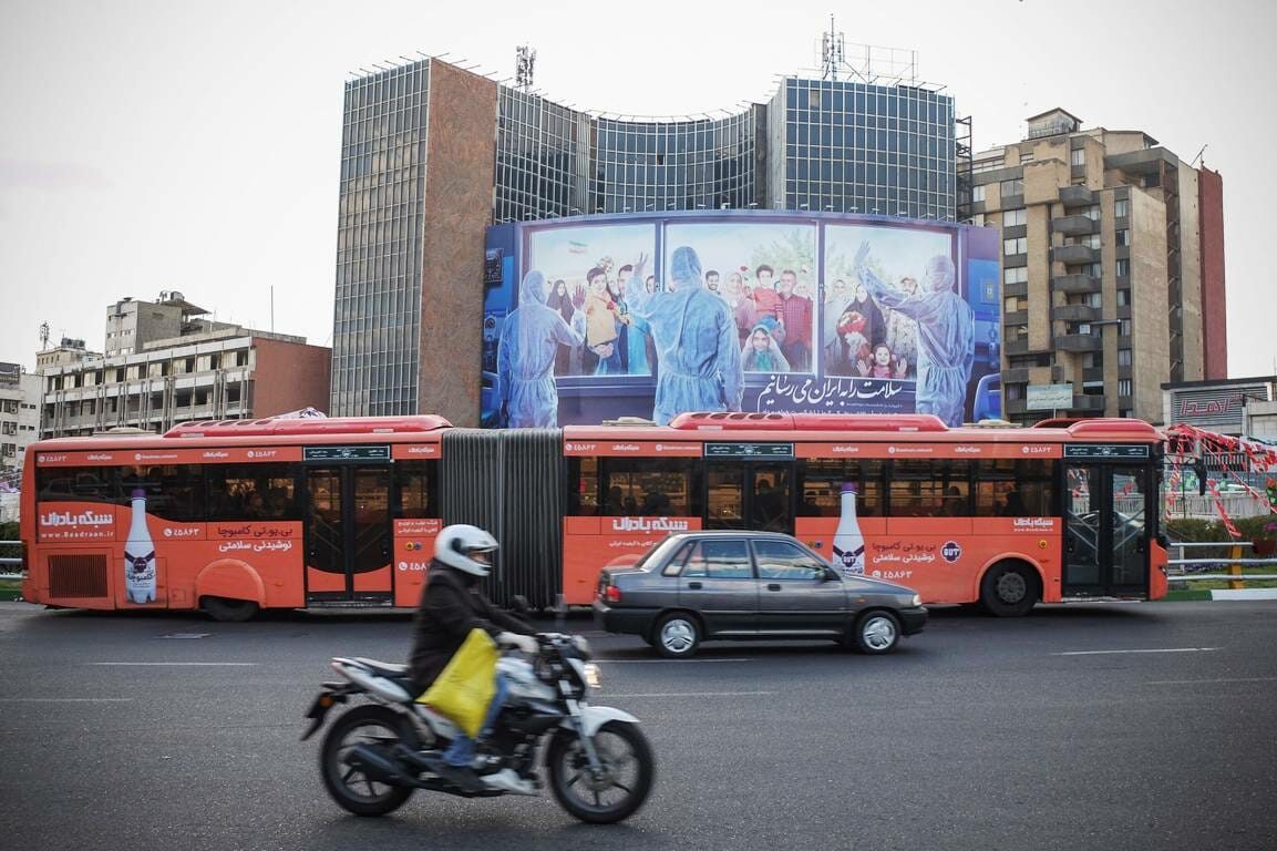 Ein Plakat in Teheran verspricht, die Gesundheit im Iran wiederherzustellen. (imago images/ZUMA Wire)