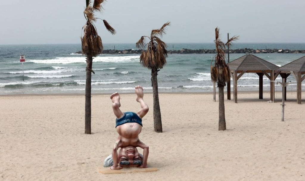 Wegen der Corona-Ausgangssperre menschenleerer Strand in Tel Aviv