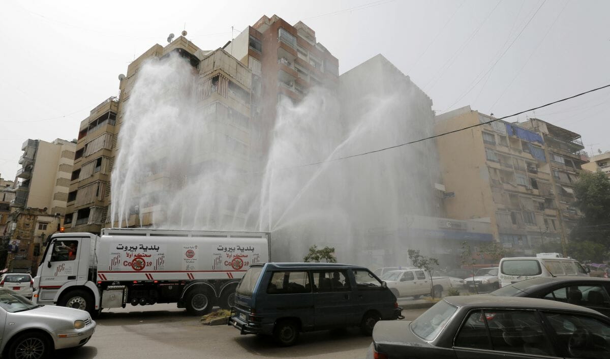 Tankwagen desinfiziert wegen des Coronavirus Straßen in Beirut