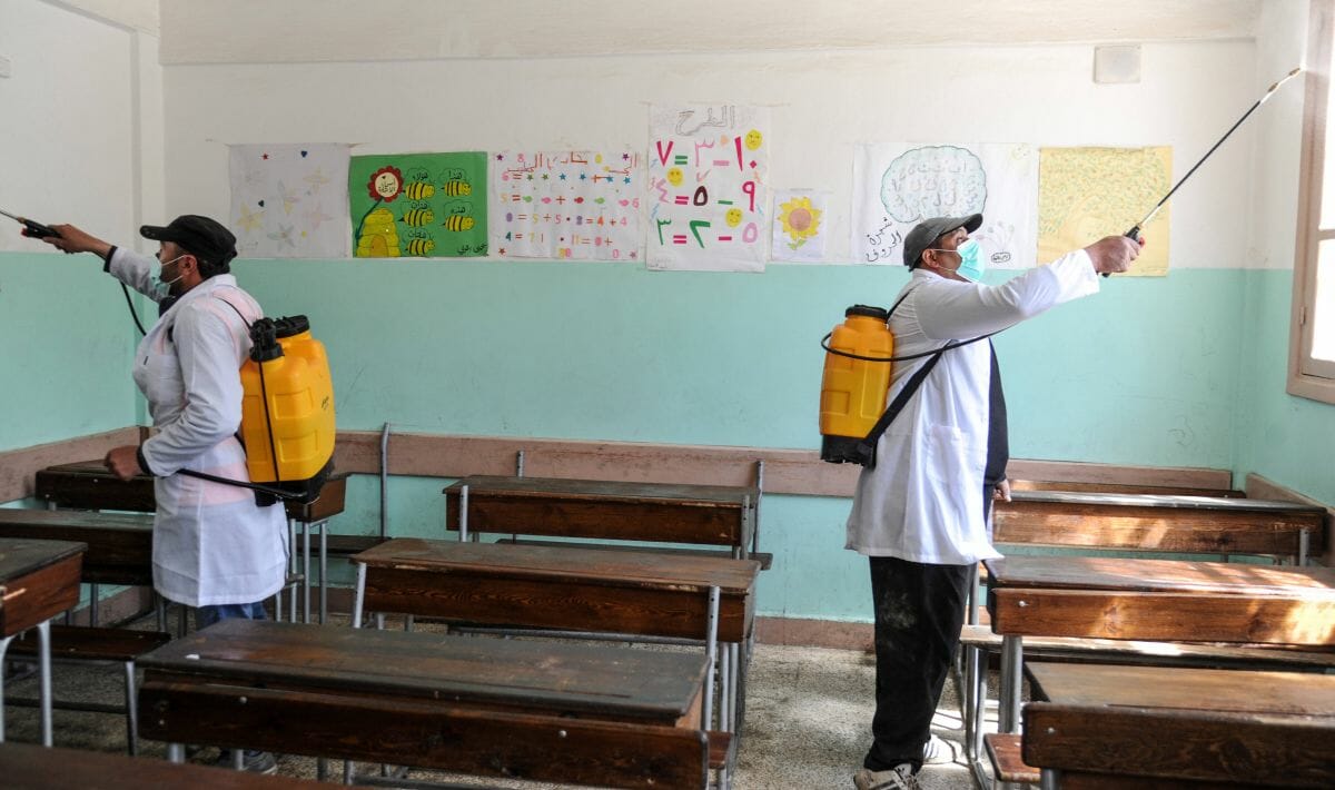 Arbeiter desinfizieren Schule in Damaskus