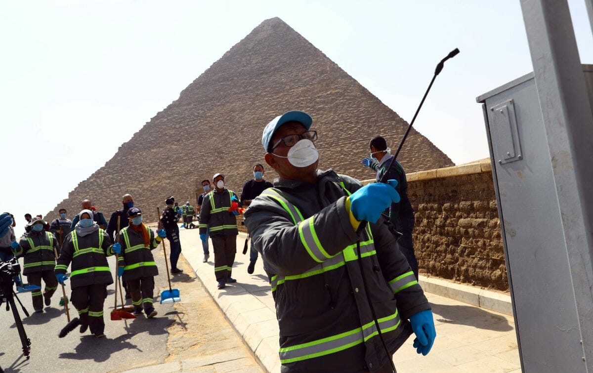 Arbeiter desinfizieren die Touristeneinrichtungen bei den Pyramdien von Gizeh