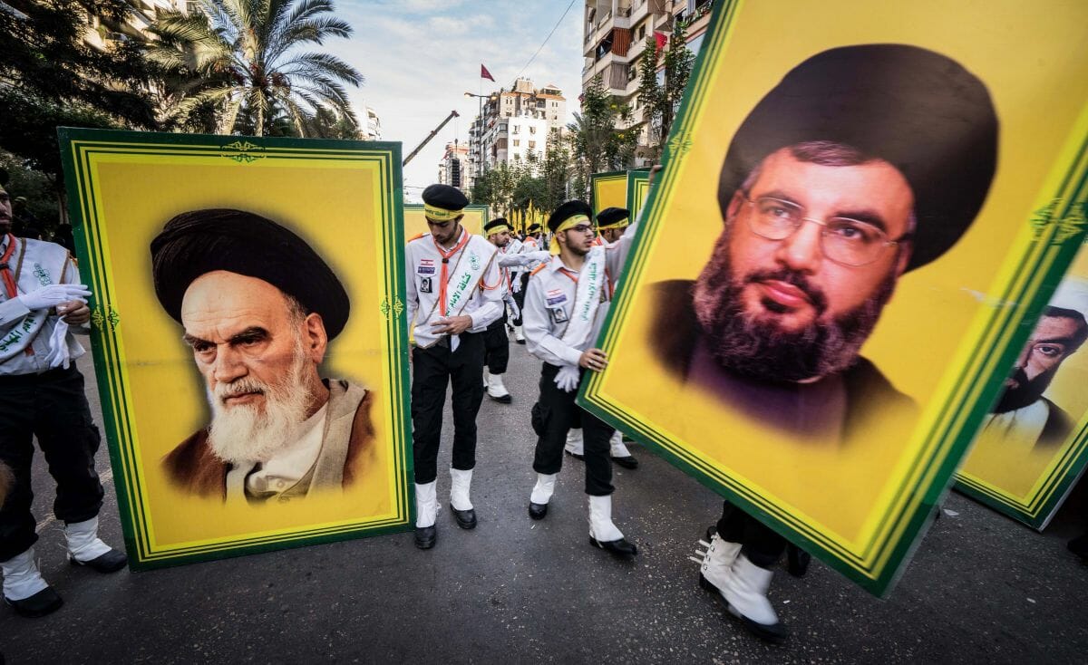 Hisbollah-Anhänger mit Postern von Ruhollah Khomeini und Hassan Nasrallah