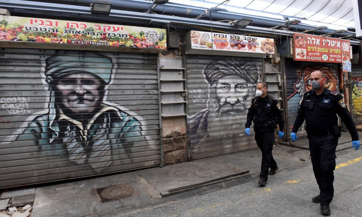 Polizisten in Jerusalem überwachen den Corona-Lockdown